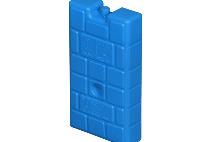 Pack réfrigérant (pack eutectique) de couleur bleu (briquette en plastique réfrigérée) servant à augmenter la durée de protection des produits dans l'emballage isotherme. Produit isotherme spécial secteur médical.|||